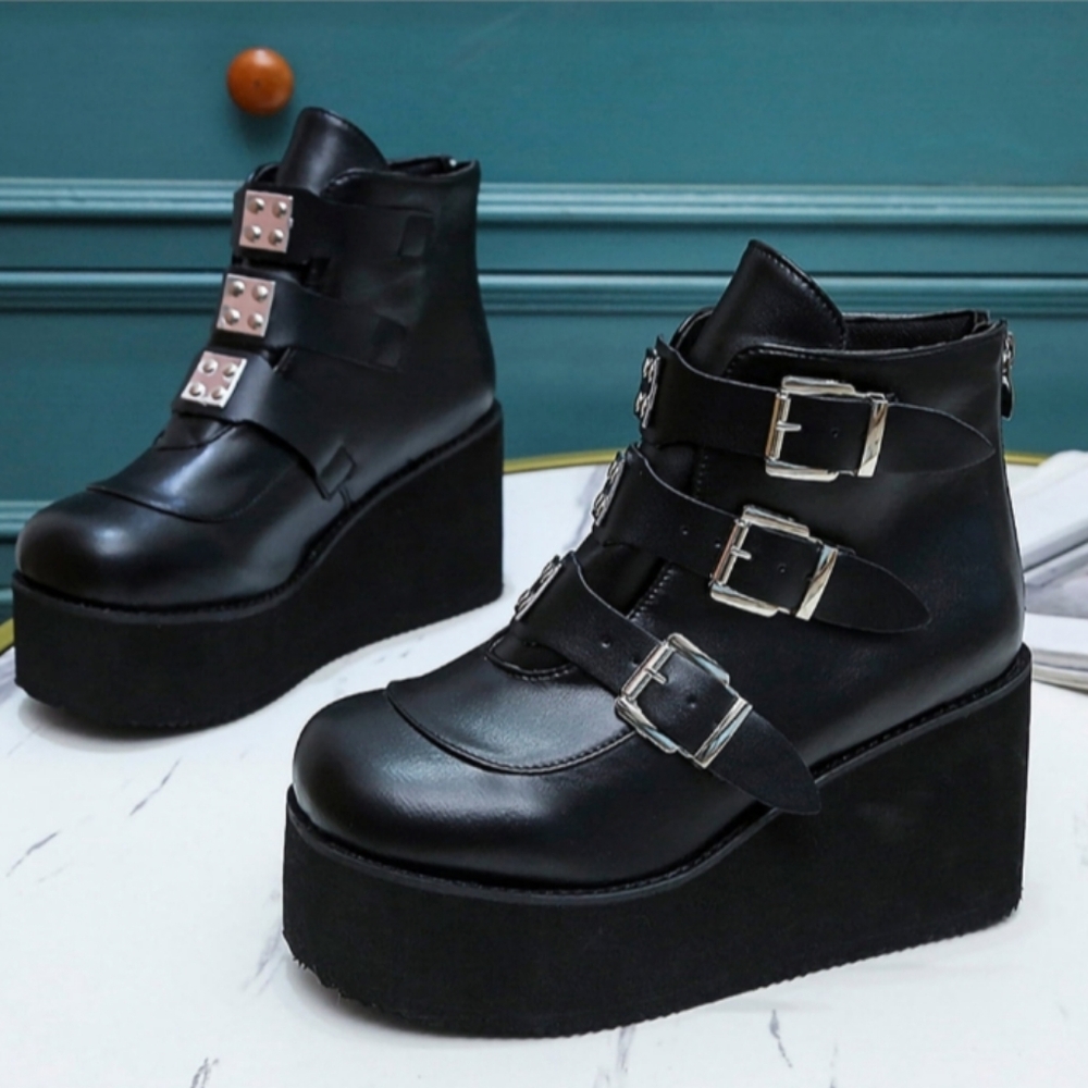 Black buckle boots size 8